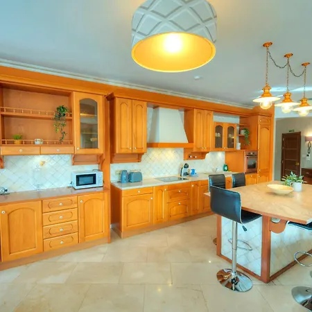 Spacious Seafront 3bedrooms, Sea View Balcony Gotax-1 Apartman *