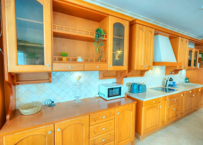 Spacious Seafront 3bedrooms, Sea View Balcony Gotax-1 *